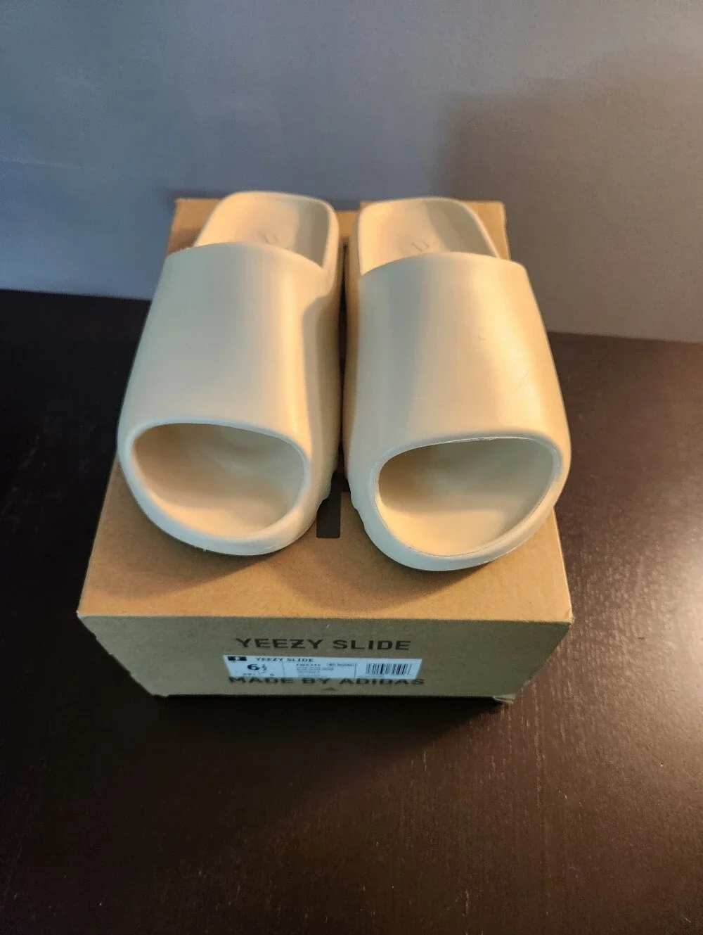 Mens Adidas Yeezy Slide In Bone. Excellent Condition. In The Original Box.